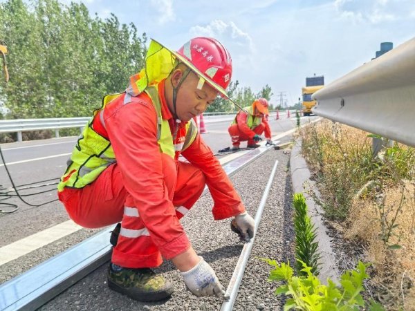 益通网 高温下的高速公路养护人