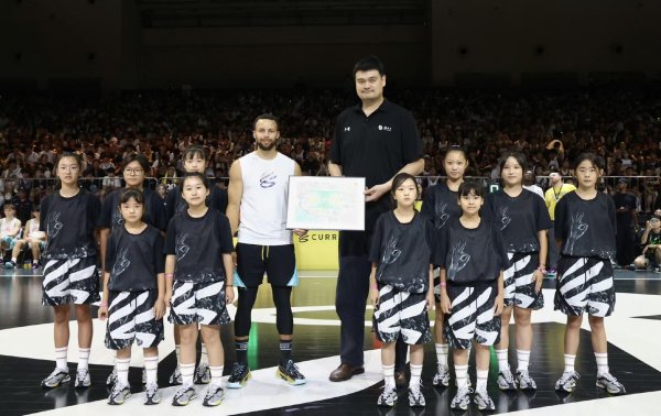 和业众 梦幻联动，姚明与库里同框合影，双方将联合发起篮球公益计划