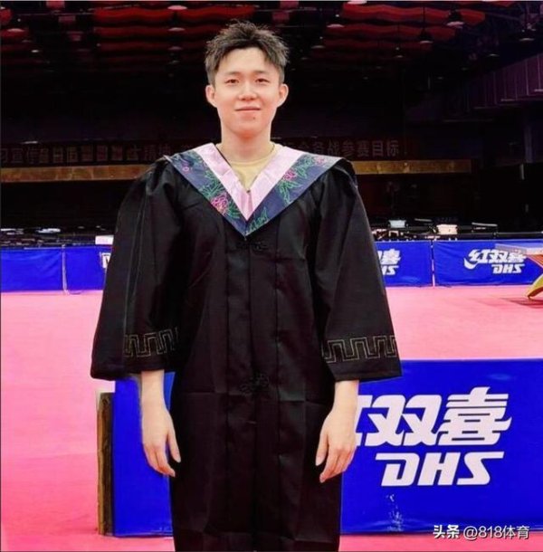 股盈汇 排面!王楚钦北大新生报到被同学们追星,同桌提前准备球拍等他签名